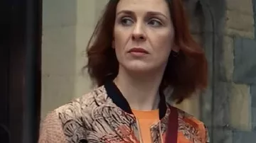 Veste bomber Roisin Gallagher portée par Saoirse (Roisin Gallagher) dans la série « How to Get to Heaven from Belfast » (saison 1).