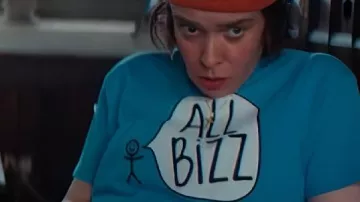 T-shirt bleu Caoilfhionn Dunne porté par Dara (Caoilfhionn Dunne) dans l'épisode « Comment aller au paradis depuis Belfast » (S01E08).