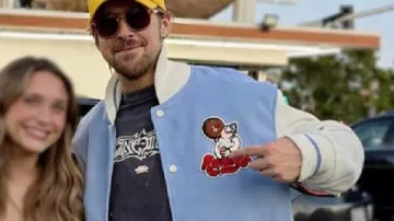 Ryan Gosling porte une veste Randy Donuts dans Santa Baby - SNL