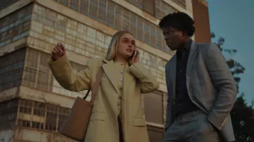 Bolso de hombro APC Ana usado por Sweetpea Golightly (Miriam Petche) como se ve en Industria (temporada 4, episodio 5)