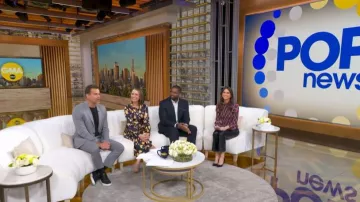 Blusa con cuello fruncido y volantes de Rixo, usada por Sophie Flay en Good Morning America el 17 de febrero de 2026.
