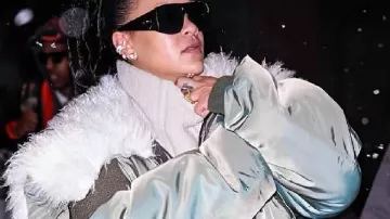 Veste aviateur en fausse fourrure blanche Rihanna NYC dans Empire State Of Mind