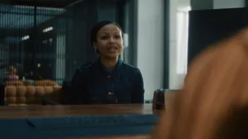 Veste en jean à surpiqûres contrastées Jean Paul Gaultier portée par Harper Stern (Myha'la Herrold) dans l'épisode « Industry » (S04E06).