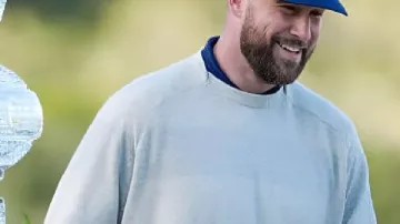Sweat-shirt beige de Travis Kelce à Pebble Beach : Travis Kelce a fait preuve de générosité après avoir accidentellement touché un fan à la tête avec une balle de golf à Pebble Beach.