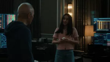 Gilet en maille à volants Zara porté par Shin-Fei Chen dans l'épisode « Industry » (S04E06)