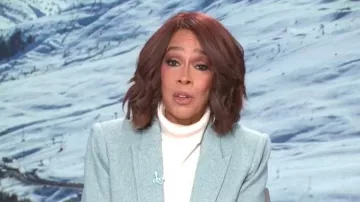 Blazer L'Agence Chamberlain à simple boutonnage en laine mélangée porté par Gayle King dans l'émission CBS Mornings du 9 février 2026.