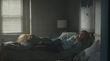 Bottines courtes classiques Ugg Australia pour femmes portées par Lucy Albright (Grace Van Patten) dans l'épisode Tell Me Lies (S03E03).