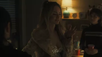 Veste en fourrure de lapin à sequins beige Bebe portée par Lucy Albright (Grace Van Patten) dans l'épisode Tell Me Lies (S03E03).