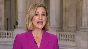 Blazer ceinturé en crêpe Ann Taylor porté par Caitlin Hueyburns, comme on a pu le voir dans l'émission CBS Mornings le 13 février 2026.