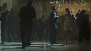 Sandalias de tacón alto con lazo de malla Nudistsong de Stuart Weitzman para mujer, usadas por Bree (Catherine Missal), como se ve en Tell Me Lies (temporada 3, episodio 4).