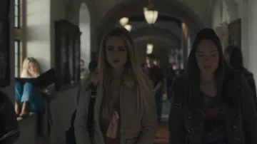Manteau de fourrure XOXO porté par Lucy Albright (Grace Van Patten) dans l'épisode Tell Me Lies (S03E04)