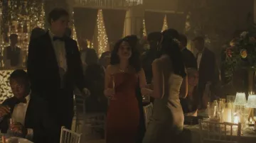 Robe Babaton FigureKnit™ Eyecatcher portée par Diana (Alicia Crowder) dans l'épisode Tell Me Lies (S03E04)