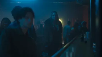 Sac à main en denim Guess porté par Lucy Albright (Grace Van Patten) dans l'épisode Tell Me Lies (S03E04).