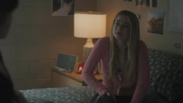 Ensemble Twin Set de Light Force Vintage, pull en laine angora rose italienne porté par Lucy Albright (Grace Van Patten) dans l'épisode Tell Me Lies (S03E04)