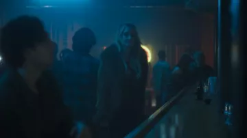 Veste en faux daim Jones New York, garniture en fausse fourrure, nœud marron sur le devant, portée par Lucy Albright (Grace Van Patten) dans l'épisode Tell Me Lies (S03E04).