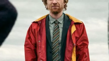 The Incomer 2026 Domhnall Gleeson Veste rouge