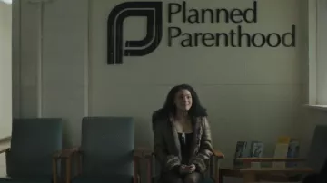 Pull à col rond et nœud papillon porté par Diana (Alicia Crowder) dans l'épisode Tell Me Lies (S03E05)