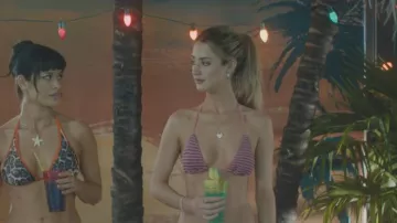 Ensemble bikini triangle en crochet pailleté Vinca Keys de Triangl Swimwear porté par Lucy Albright (Grace Van Patten) dans l'épisode Tell Me Lies (S03E05).
