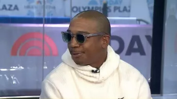 Sweat à capuche en maille Kith Kith Lucero porté par Ja Rule, comme on peut le voir dans l'émission Today le 17 février 2026.