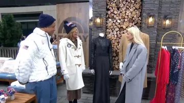 Bonnet en laine Polo Ralph Lauren aux couleurs de l'équipe américaine, porté par Hoda Kotb dans l'émission Today le 17 février 2026.