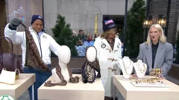 Manteau long Helsa à épaules dénudées porté par Zanna Roberts Rassi, vu dans l'émission Today le 17 février 2026.