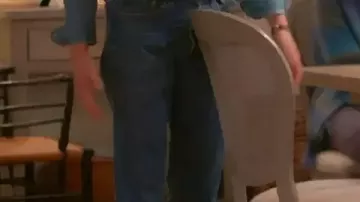 Le jean en denim de Liz (Christa Miller) dans la saison 3 de Shrinking, tel qu'on le voit dans Shrinking.