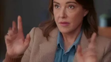 Dans l'épisode « Shrinking S03 », Liz porte un blazer à chevrons (Christa Miller).