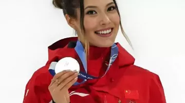 Eileen Gu, blessée, porte la veste de l'équipe de Chine pour les Jeux olympiques d'hiver de 2026 ????????. Elle défend son titre ???? | Profil de l'athlète