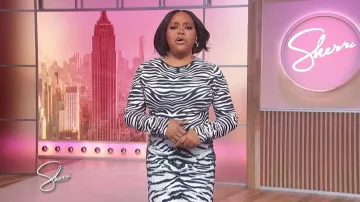 Jupe longue en jean BruceGlen Snow Tiger portée par Sherri Shepherd, comme on peut le voir sur Sherri le 11 février 2026.