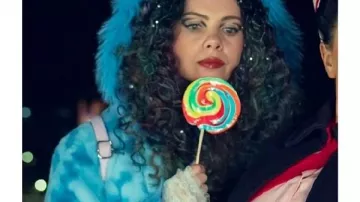 Comment aller au paradis depuis Belfast ? Manteau en peluche bleu de Feeney (Saoirse-Monica Jackson) tel qu'on le voit dans Comment aller au paradis depuis Belfast (S01E08)