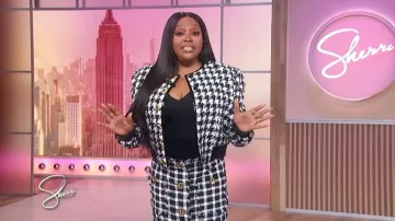 Veste en tweed pied-de-poule Balmain portée par Sherri Shepherd, comme on peut le voir dans Sherri le 12 février 2026.