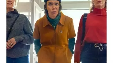 Combinaison jaune portée par Dara (Caoilfhionn Dunne) dans l'épisode « Comment aller au paradis depuis Belfast » (S01E08).