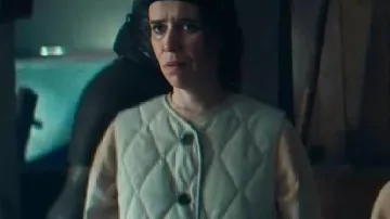Gilet matelassé Caoilfhionn Dunne porté par Dara (Caoilfhionn Dunne) dans l'épisode « Comment aller au paradis depuis Belfast » (S01E08).