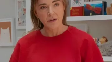 Sweat-shirt rouge à col rond porté par Liz (Christa Miller) dans l'épisode « Shrinking » (S03).