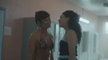 Top de bikini de triángulo con escote alto y ribete en contraste Leo de Asos Design, usado por Pippa (Sonia Mena), como se ve en Tell Me Lies (temporada 3, episodio 5).
