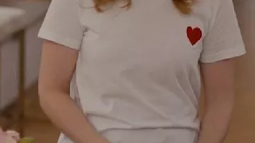 Haut imprimé cœur rouge porté par Naomi (Amy Groening) dans Because of Cupid