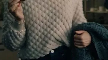 Pull porté par Emma (Kim Matula) dans The Way to You