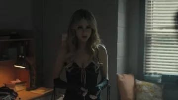 Robe noire miniature vintage Betsey Johnson portée par Lucy Albright (Grace Van Patten) dans l'épisode Tell Me Lies (S03E06)