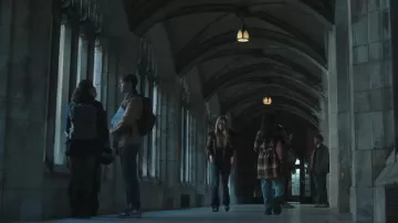 Sandales French Sole Nicky Hilton Charlott portées par Lucy Albright (Grace Van Patten) dans l'épisode Tell Me Lies (S03E07).