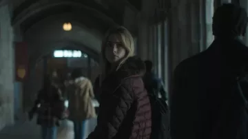 Sac à dos Marc Jacobs Mini noir avec poignée supérieure et bandoulière réglable, porté par Lucy Albright (Grace Van Patten) dans l'épisode Tell Me Lies (S03E07).