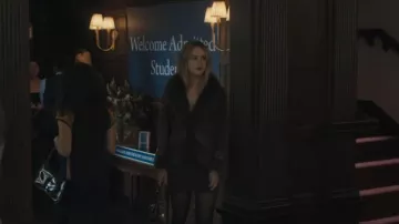 Zara Elongated Shoulder Bag worn by Lucy Albright (Grace Van Patten) as seen in Tell Me Lies (S03E08)