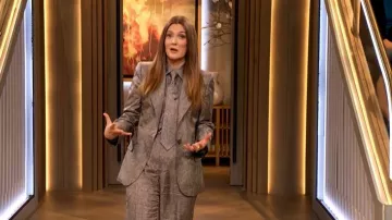 Chemise en twill de soie imprimée lino Barbara Bui portée par Drew Barrymore dans l'émission The Drew Barrymore Show le 13 février 2026