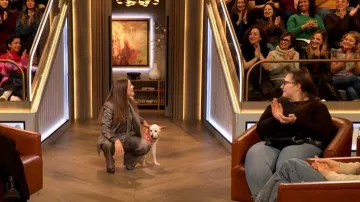Veste de tailleur en twill de soie imprimée lino Barbara Bui portée par Drew Barrymore dans l'émission The Drew Barrymore Show le 13 février 2026.