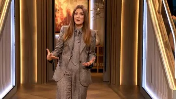 Pantalon large en sergé de soie imprimé lino Barbara Bui, porté par Drew Barrymore dans l'émission The Drew Barrymore Show le 13 février 2026.