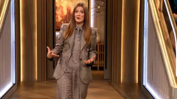 Cravate en sergé de soie imprimée lino Barbara Bui portée par Drew Barrymore dans l'émission The Drew Barrymore Show le 13 février 2026