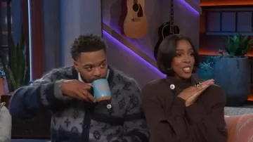 Gilet en mohair monogrammé Louis Vuitton porté par Method Man, comme on a pu le voir dans l'émission The Kelly Clarkson Show le 5 février 2026.