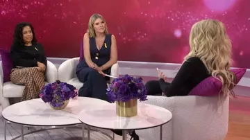 Pantalón Cara Cara Tristan en azul marino con rayas de tiza usado por Jenna Bush Hager, como se vio en Today with Jenna &amp; Sheinelle el 18 de febrero de 2026.