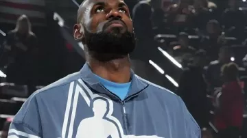 Veste d'échauffement de LeBron James pour son 75e All-Star Game 2026 : LeBron et MJ partagent un moment ❤