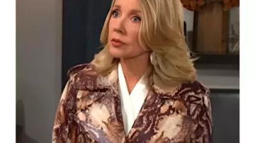 Gabardina con estampado de serpiente de Nikki Newman, temporada 50 de The Young And The Restless