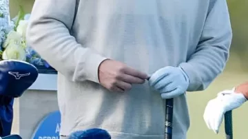 Sweat-shirt porté par Travis Kelce lors de son geste généreux après avoir accidentellement touché un fan à la tête avec une balle de golf à Pebble Beach.